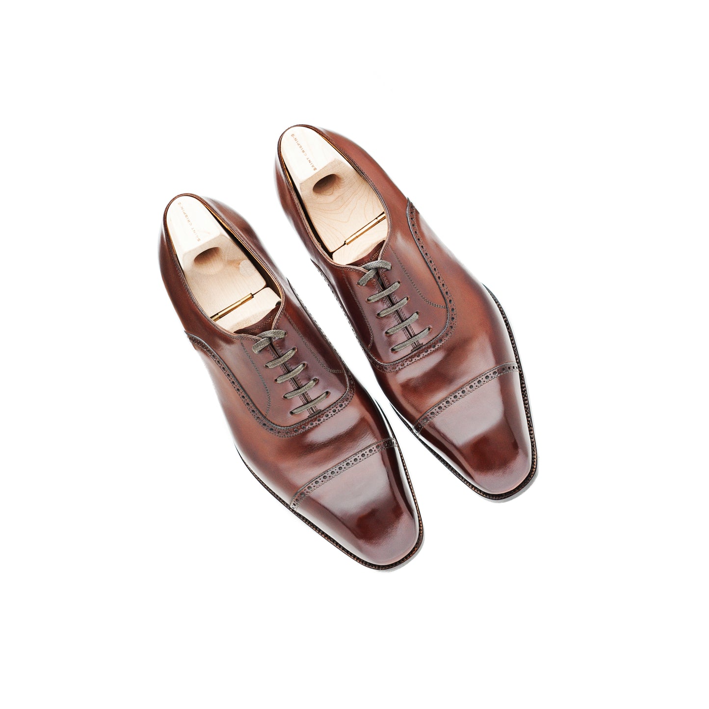 Oxford with small brogueing on the straight toe cap and counter