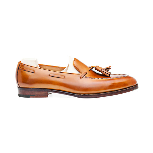 Loafer with hand stitched apron and tassels, no split toe