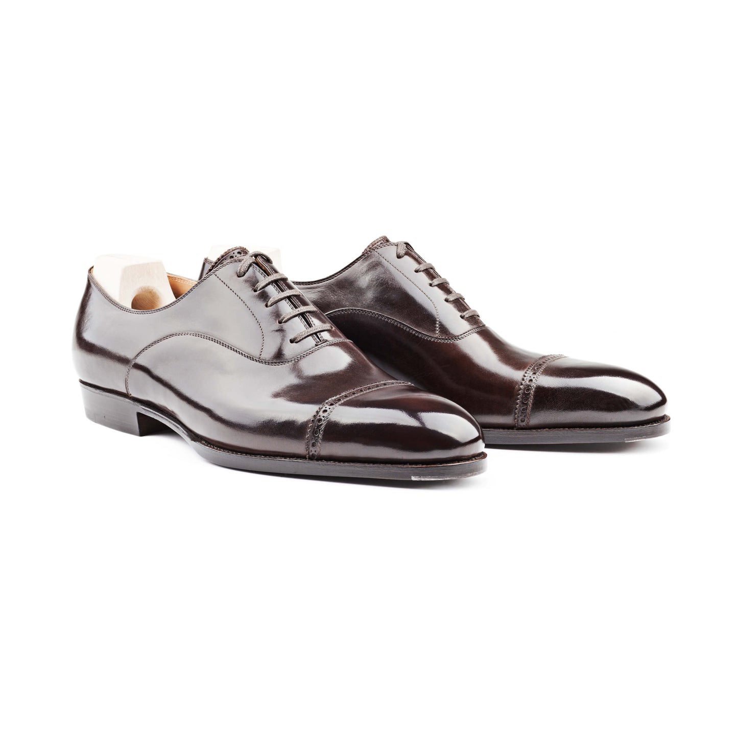 Oxford with brogueing and zig-zag on the straight toe cap and on tongue