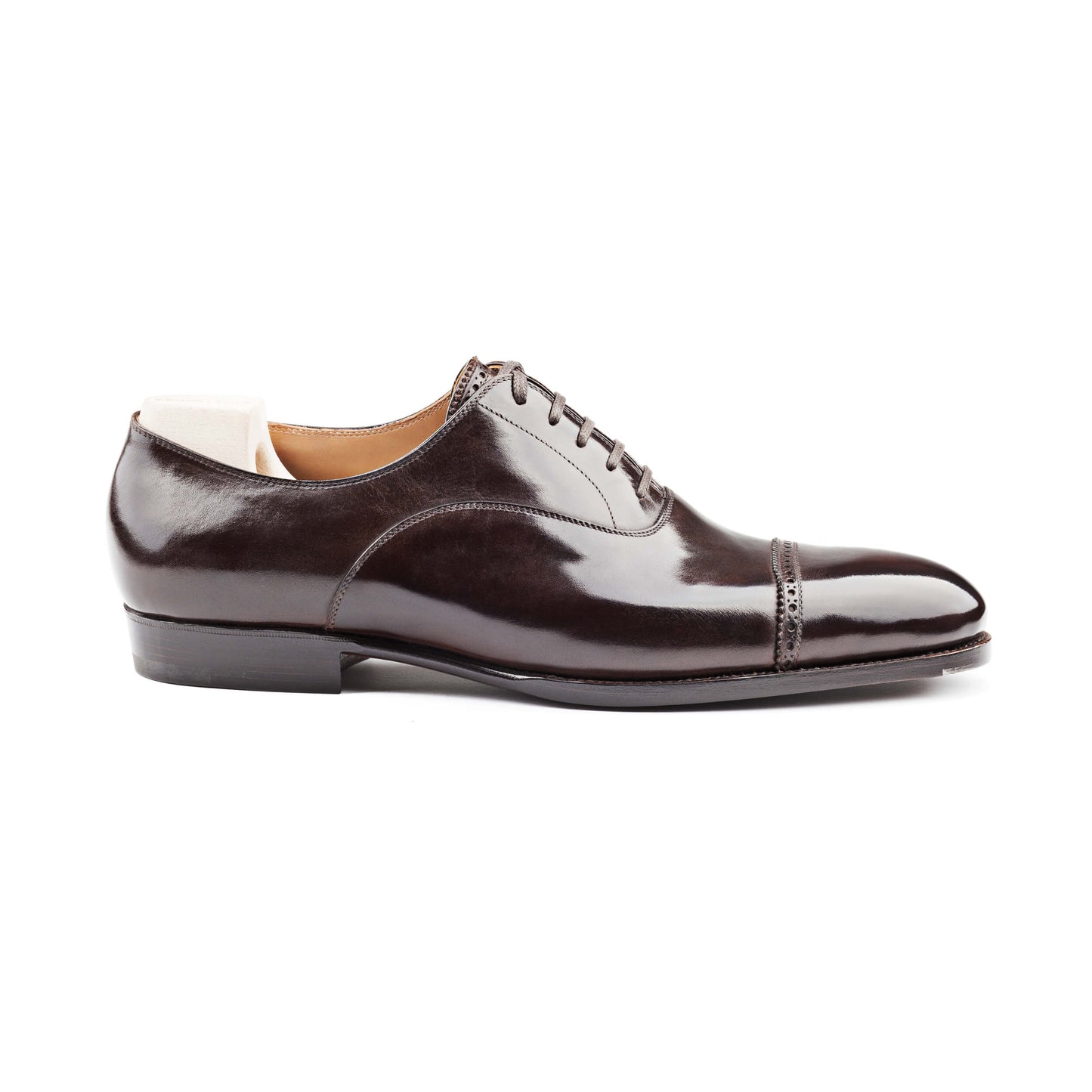 Oxford with brogueing and zig-zag on the straight toe cap and on tongue