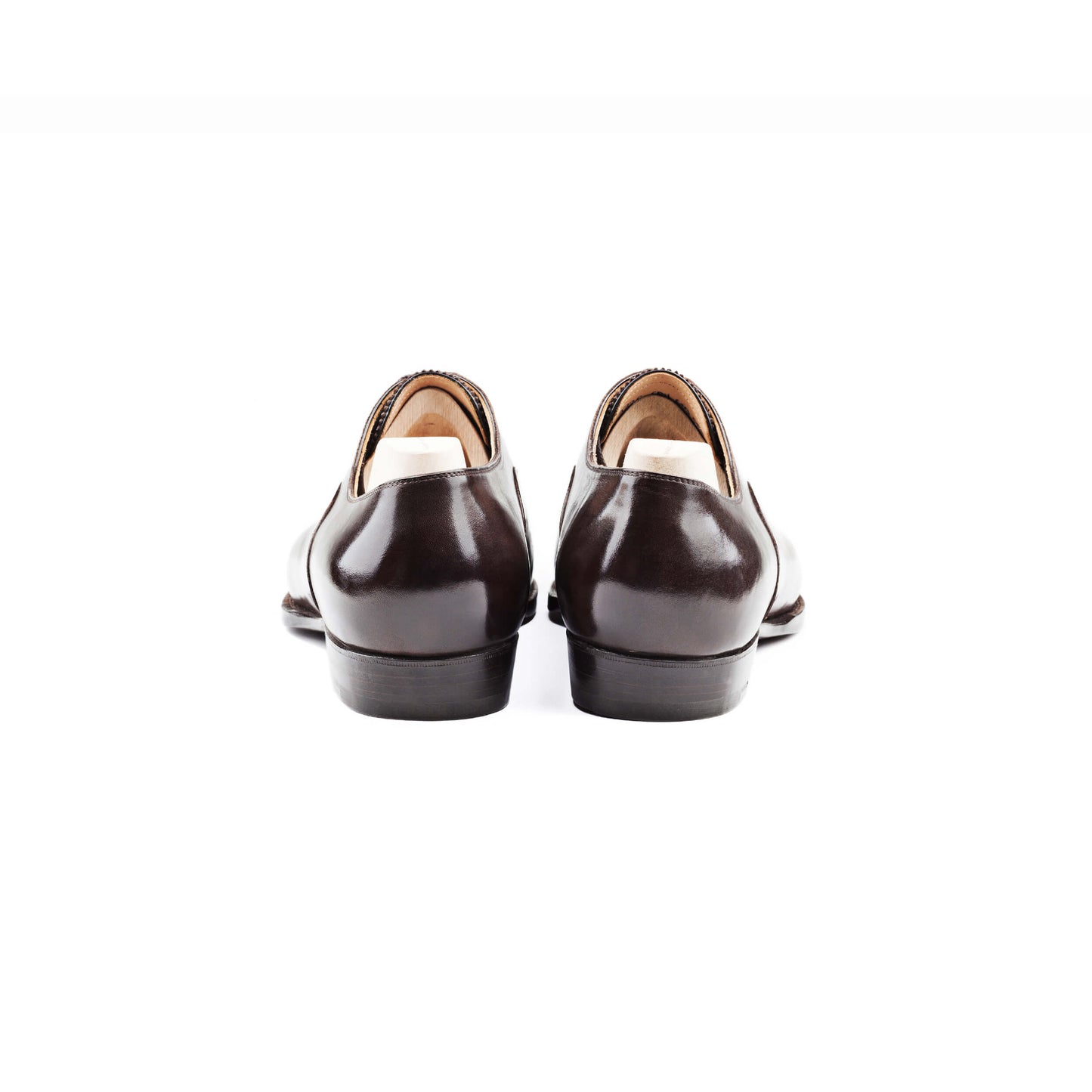 Oxford with brogueing and zig-zag on the straight toe cap and on tongue