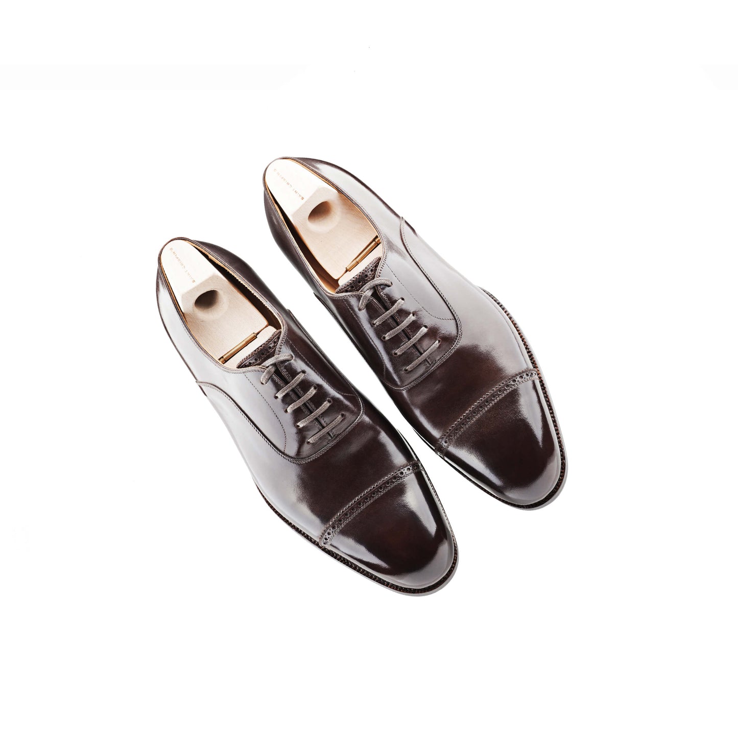 Oxford with brogueing and zig-zag on the straight toe cap and on tongue