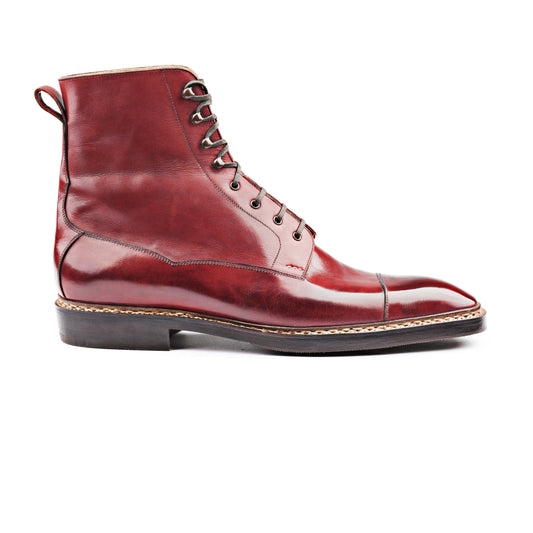 High cut derby boot, with middle tulip cut on sailor last