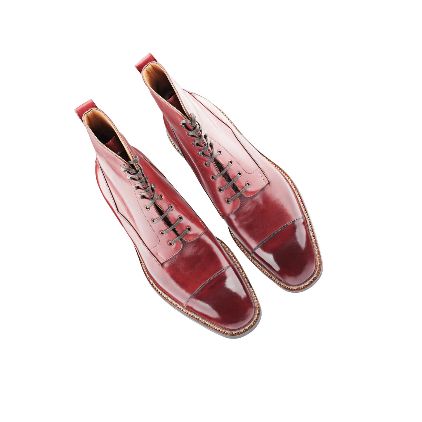 High cut derby boot, with middle tulip cut on sailor last
