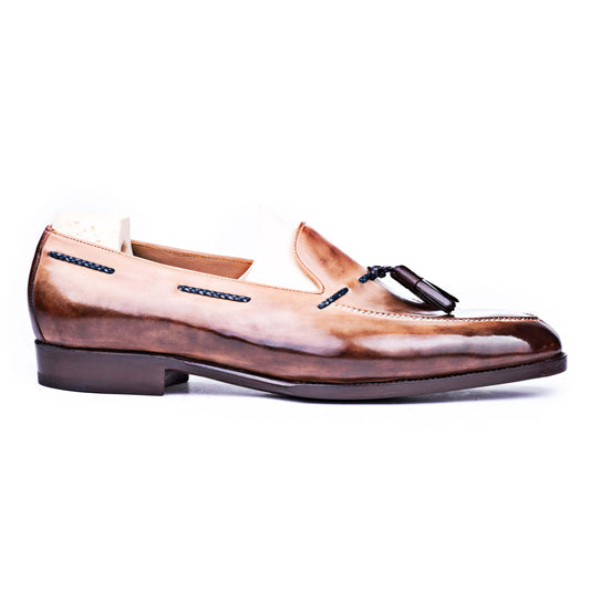 Loafer with hand stitched apron, tassels and braided band, patinized