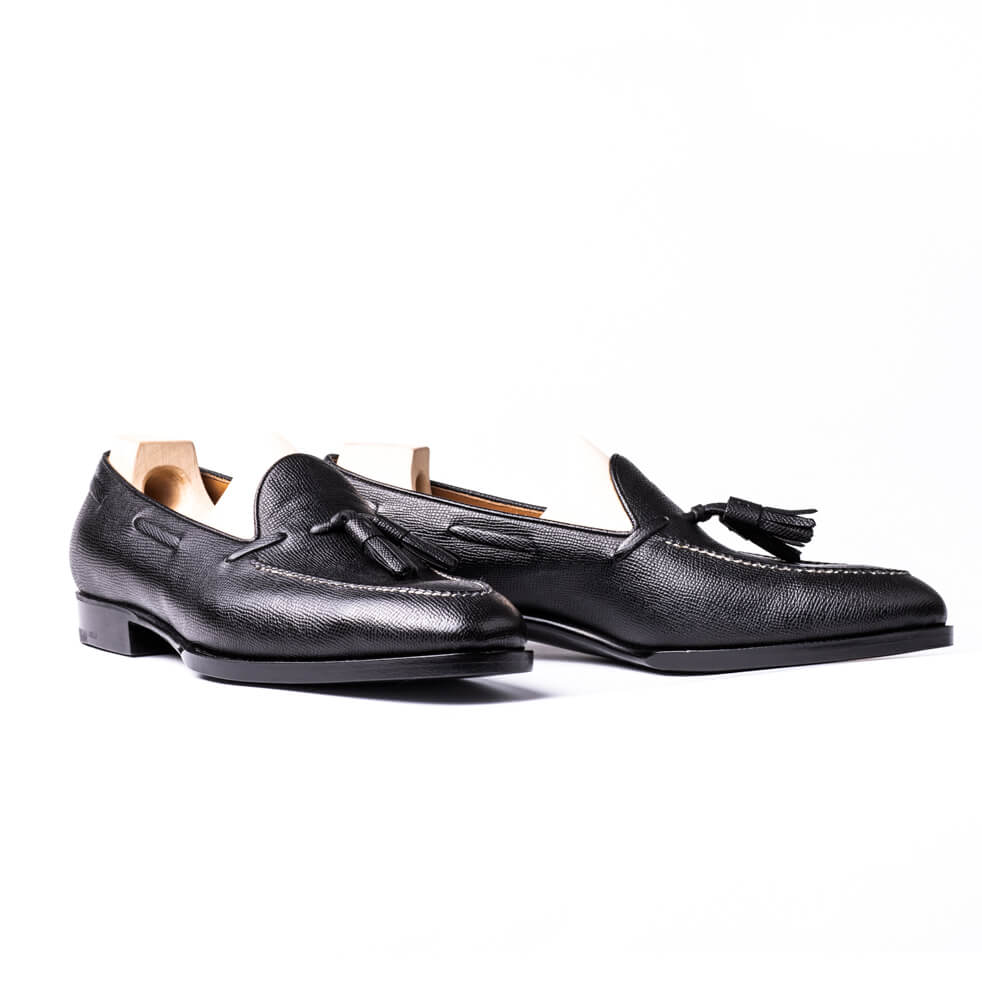 Tassel loafer with hand stitched apron, no split toe