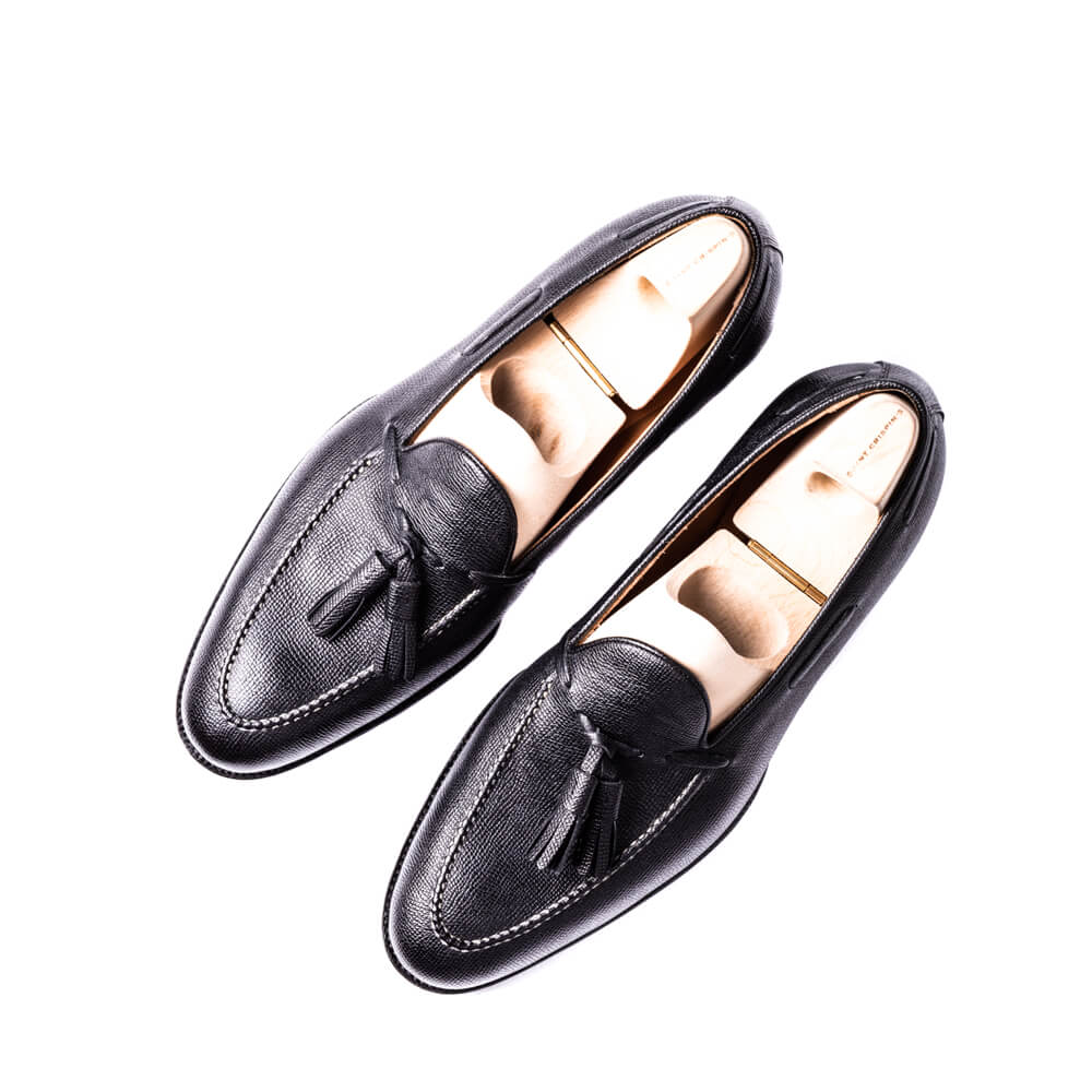 Tassel loafer with hand stitched apron, no split toe