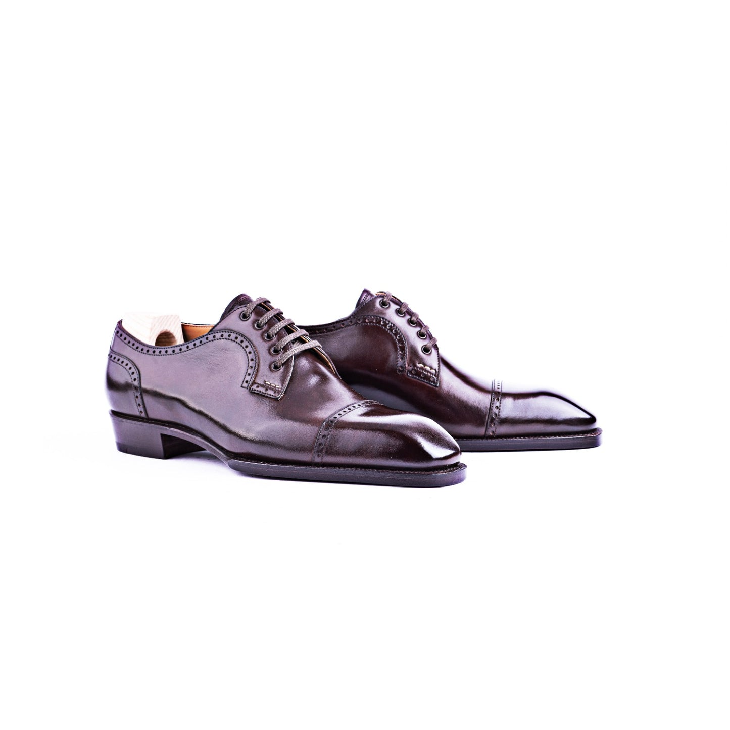 Elegant swan neck Derby with five eyelets