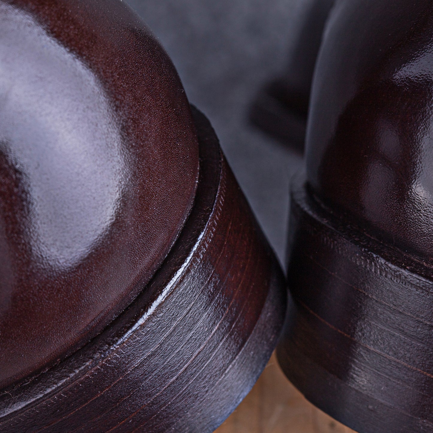 Elegant swan neck Derby with five eyelets