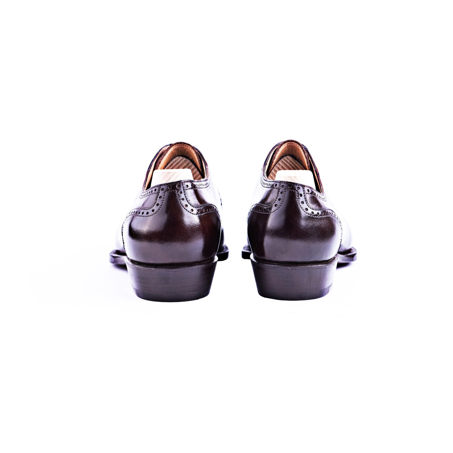 Elegant swan neck Derby with five eyelets