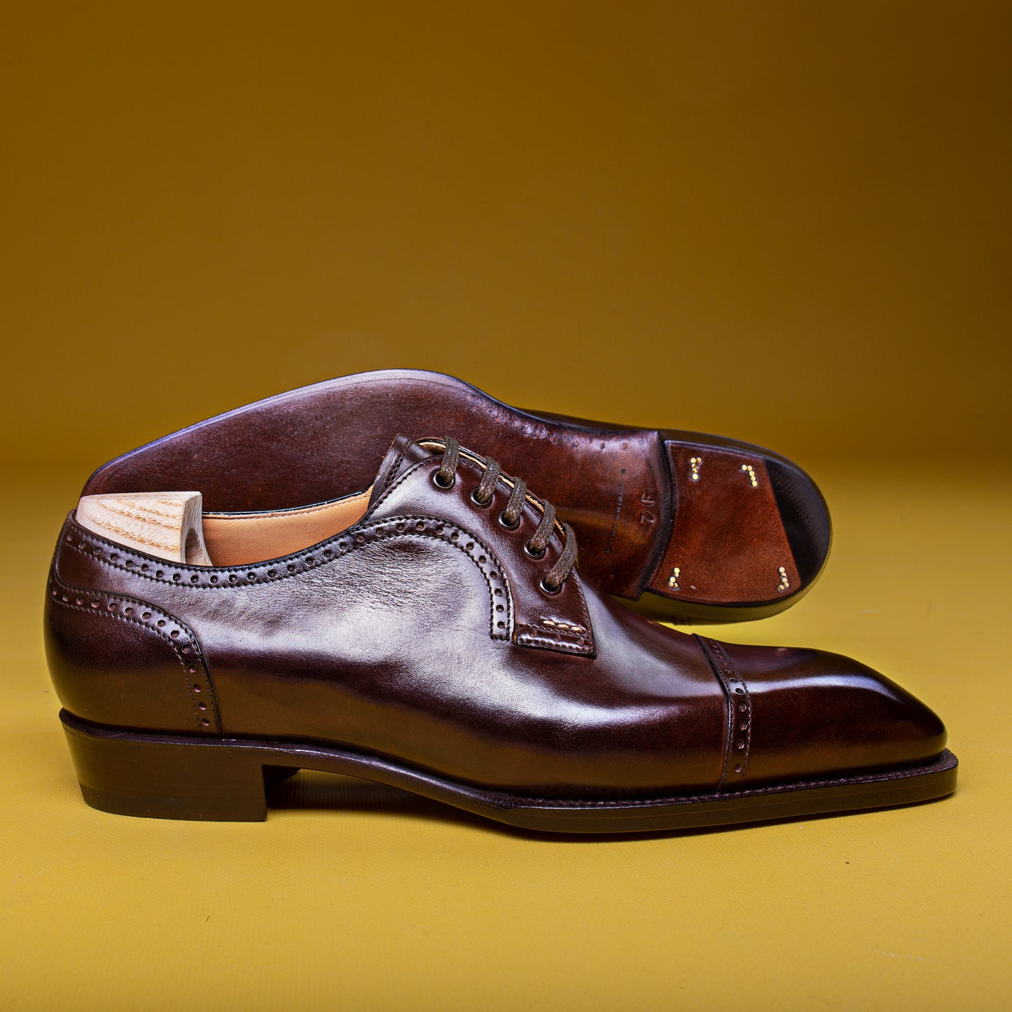 Elegant swan neck Derby with five eyelets