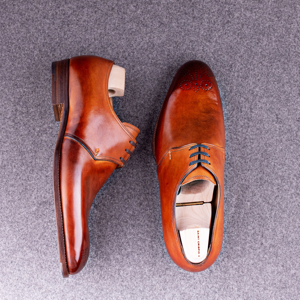 Three eyelet Derby with medallion
