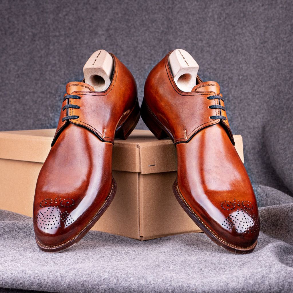 Three eyelet Derby with medallion