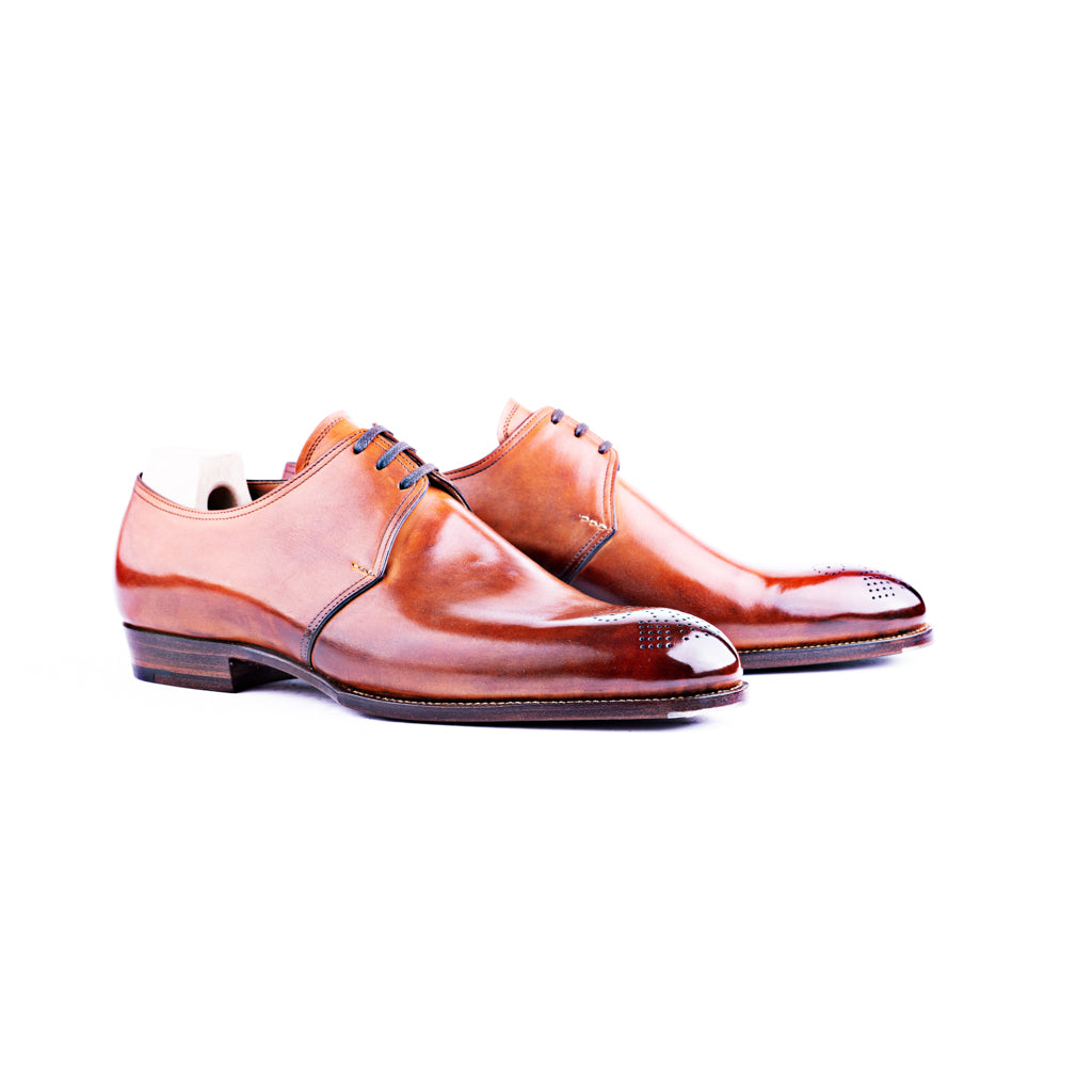 Three eyelet Derby with medallion