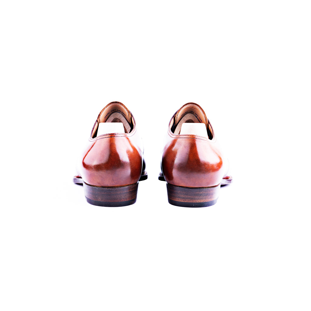 Three eyelet Derby with medallion