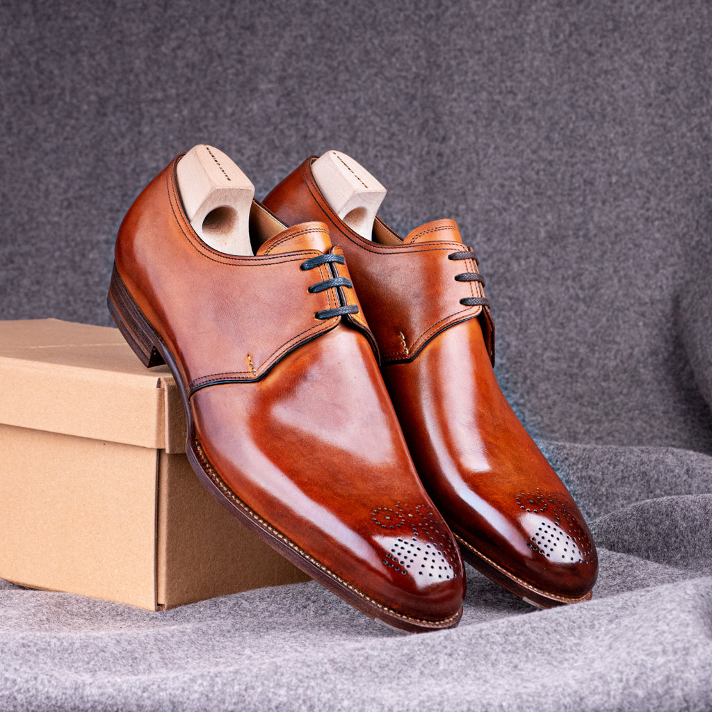 Three eyelet Derby with medallion