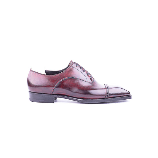 Oxford with brogueing and zig-zag on the straight toe cap and on tongue