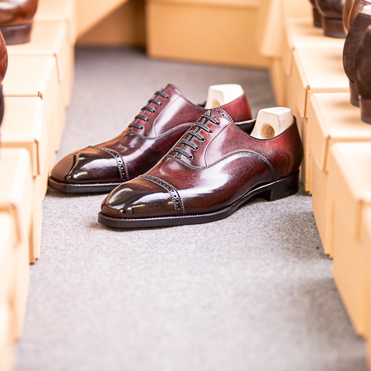 Oxford with brogueing and zig-zag on the straight toe cap and on tongue