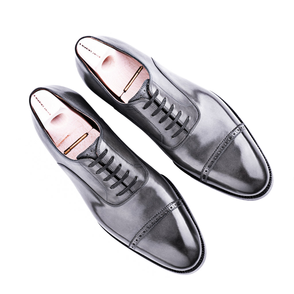 Oxford with brogueing and zig-zag on the straight toe cap and on tongue