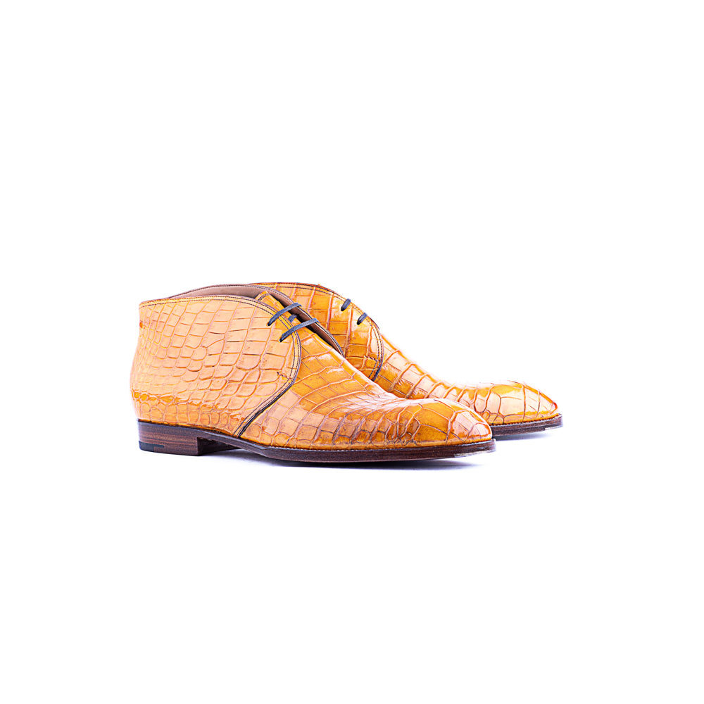 Chukka boots with two eyelets, curved topline