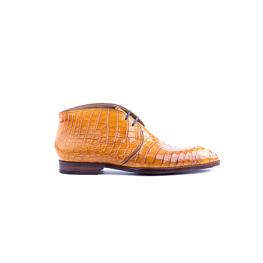 Chukka boots with two eyelets, curved topline