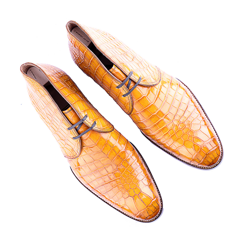Chukka boots with two eyelets, curved topline
