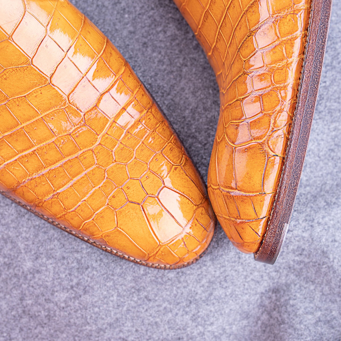 Chukka boots with two eyelets, curved topline