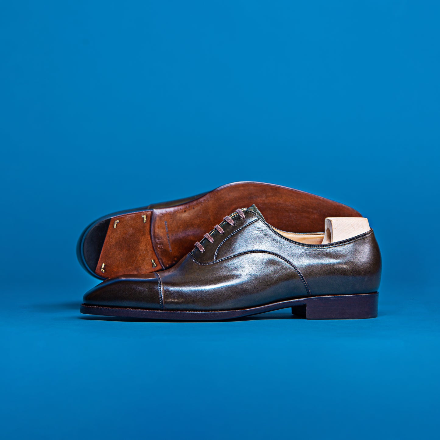 Straight tipped Oxford, double row upper stitched