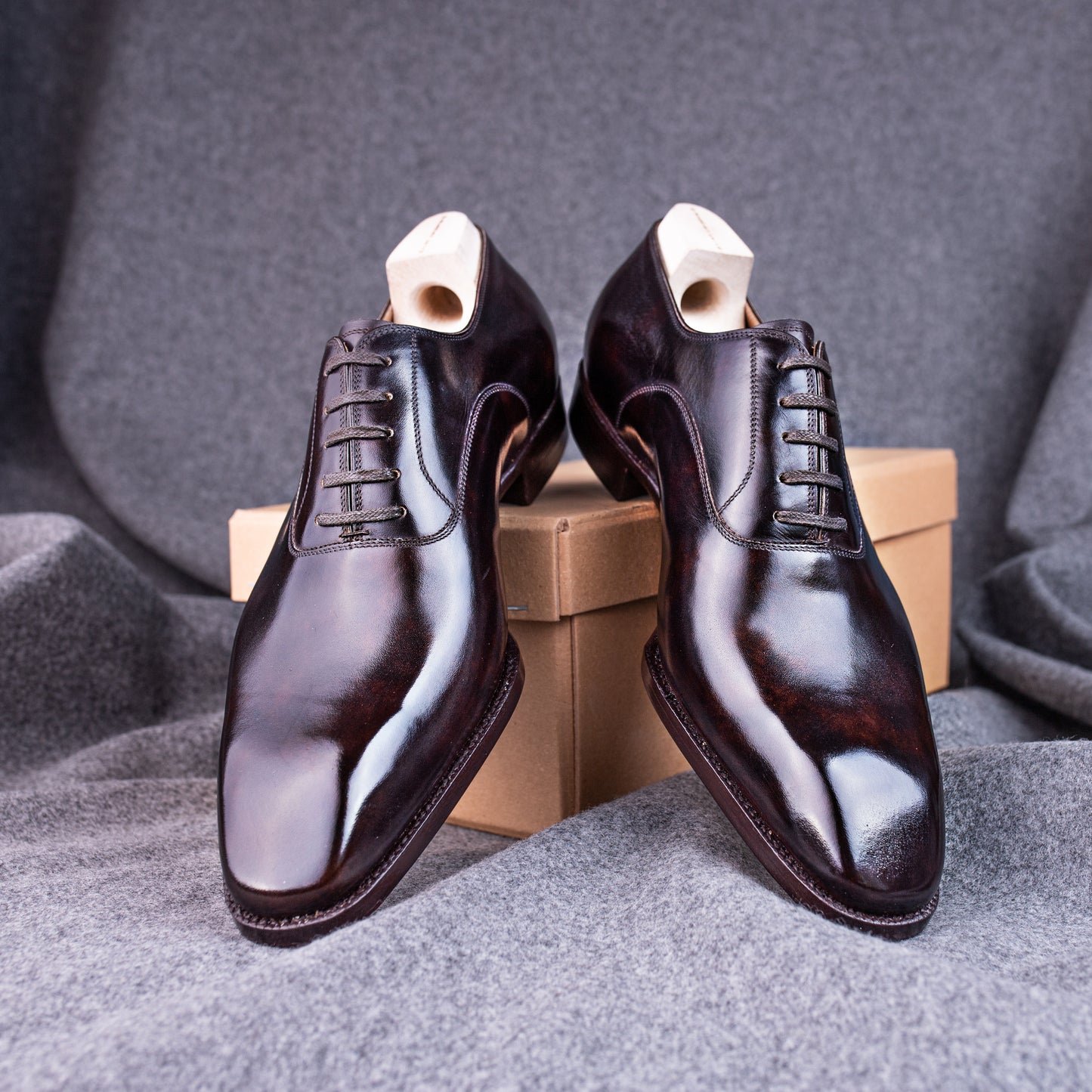 Elegant, plain toe Oxford in dark brown Museum calf