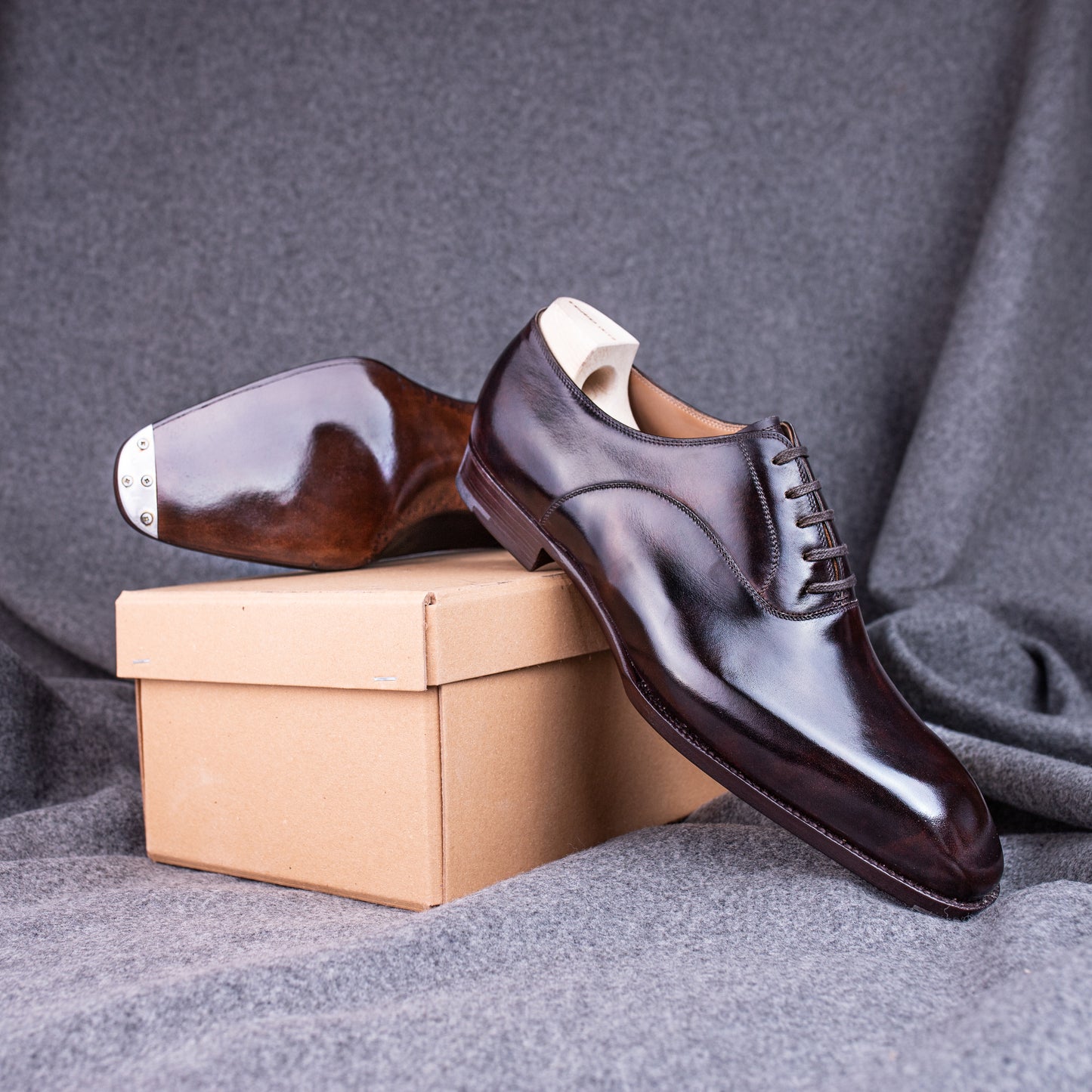 Elegant, plain toe Oxford in dark brown Museum calf