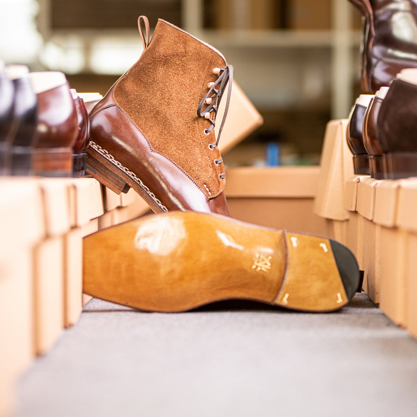 High cut derby boot, with middle tulip cut