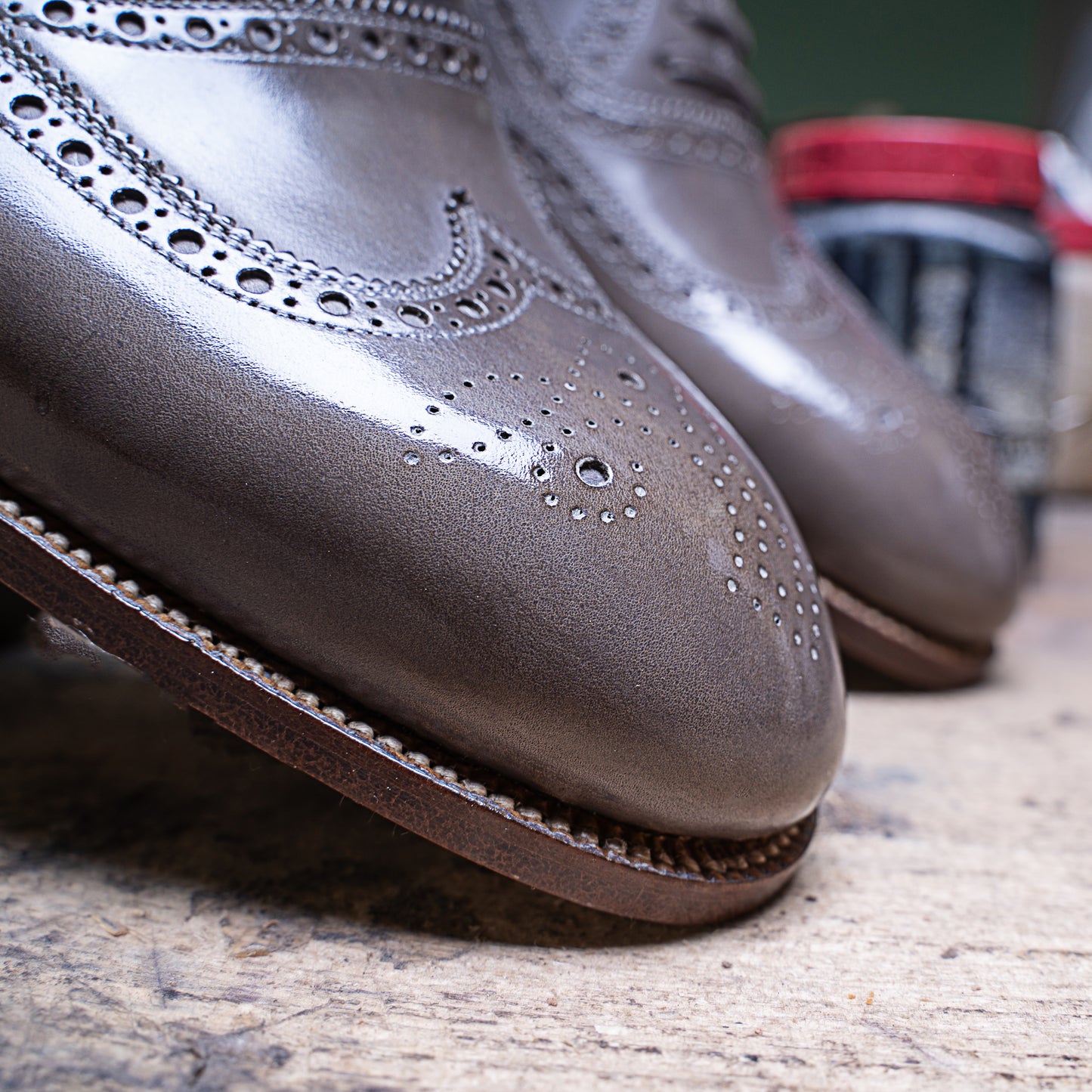 Wing tipped dress Oxford, fully brogued in Grey