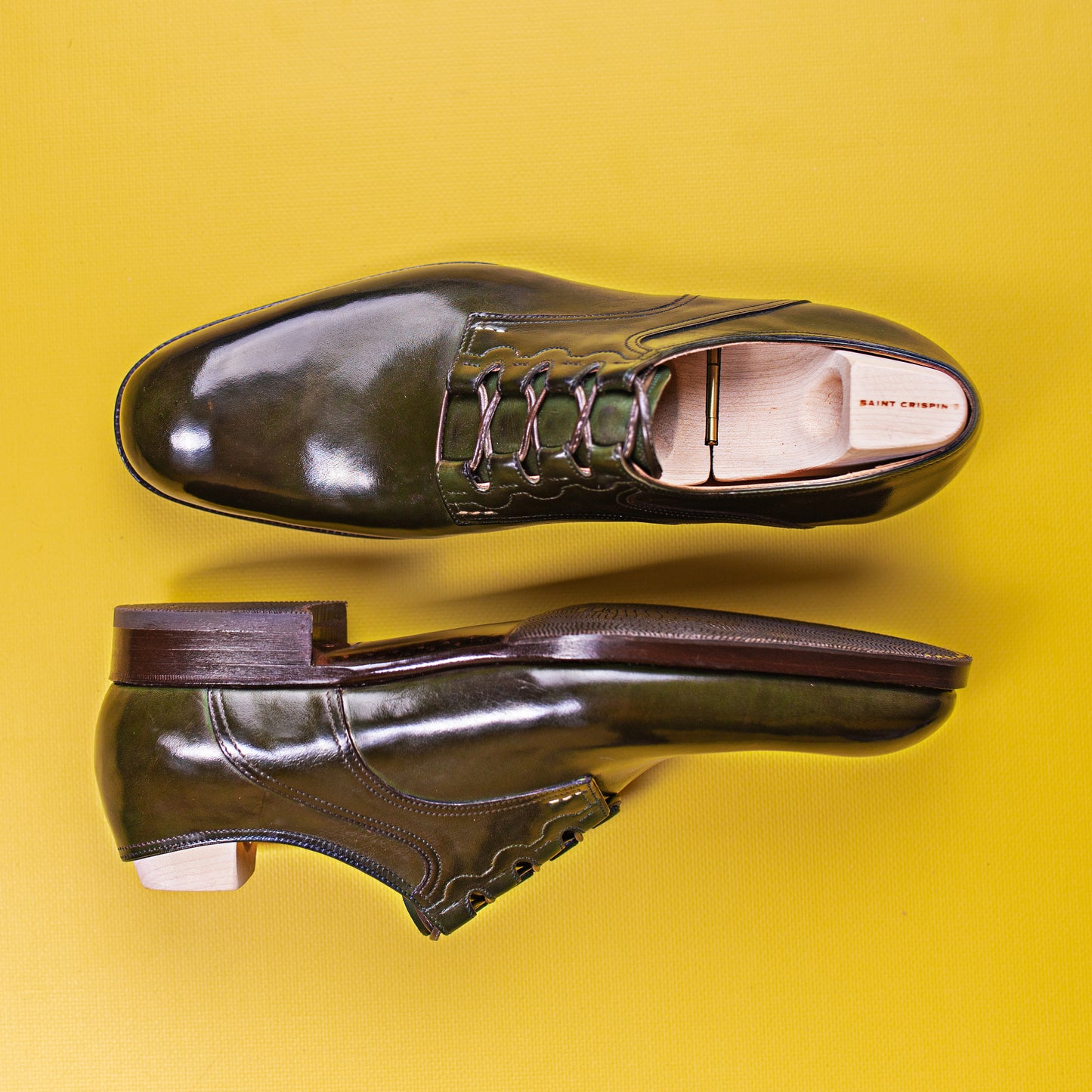 Ghillie with plain apron in olive green Crust calf leather