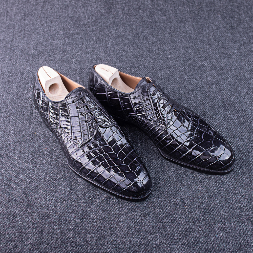 Five eylelet Derby with plain tip in black Croc leather
