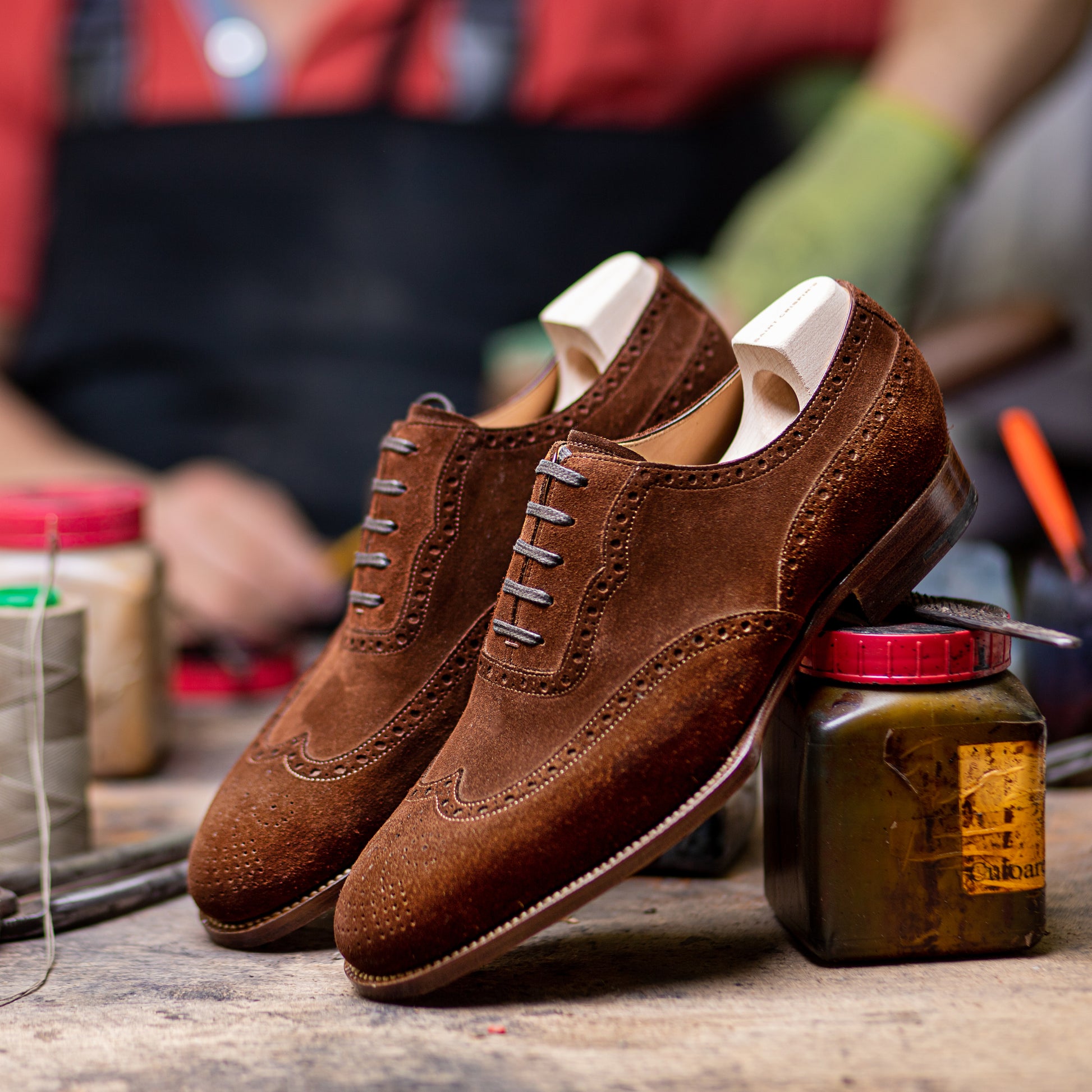 Long wing full brogued Oxford in Tabbaccho suede leathter – Saint