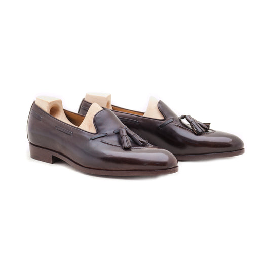 Loafer with hand stitched apron and tassels, short vamp