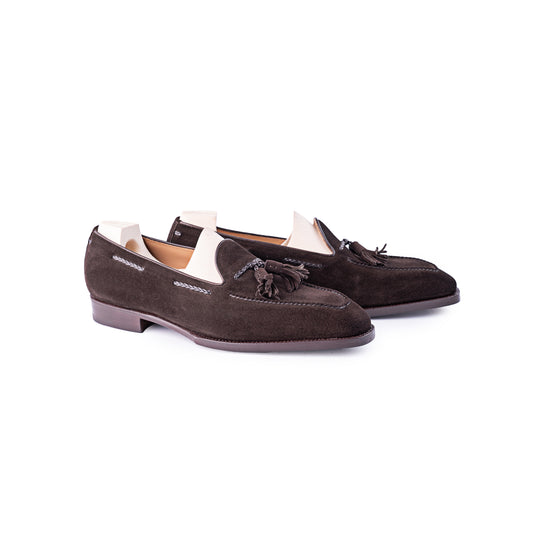 Tassel loafer with hand stitched apron in dark brown Hunting suede leather