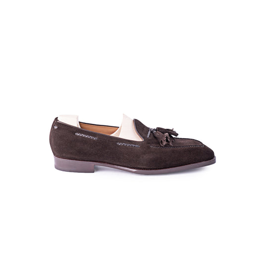 Tassel loafer with hand stitched apron in dark brown Hunting suede leather