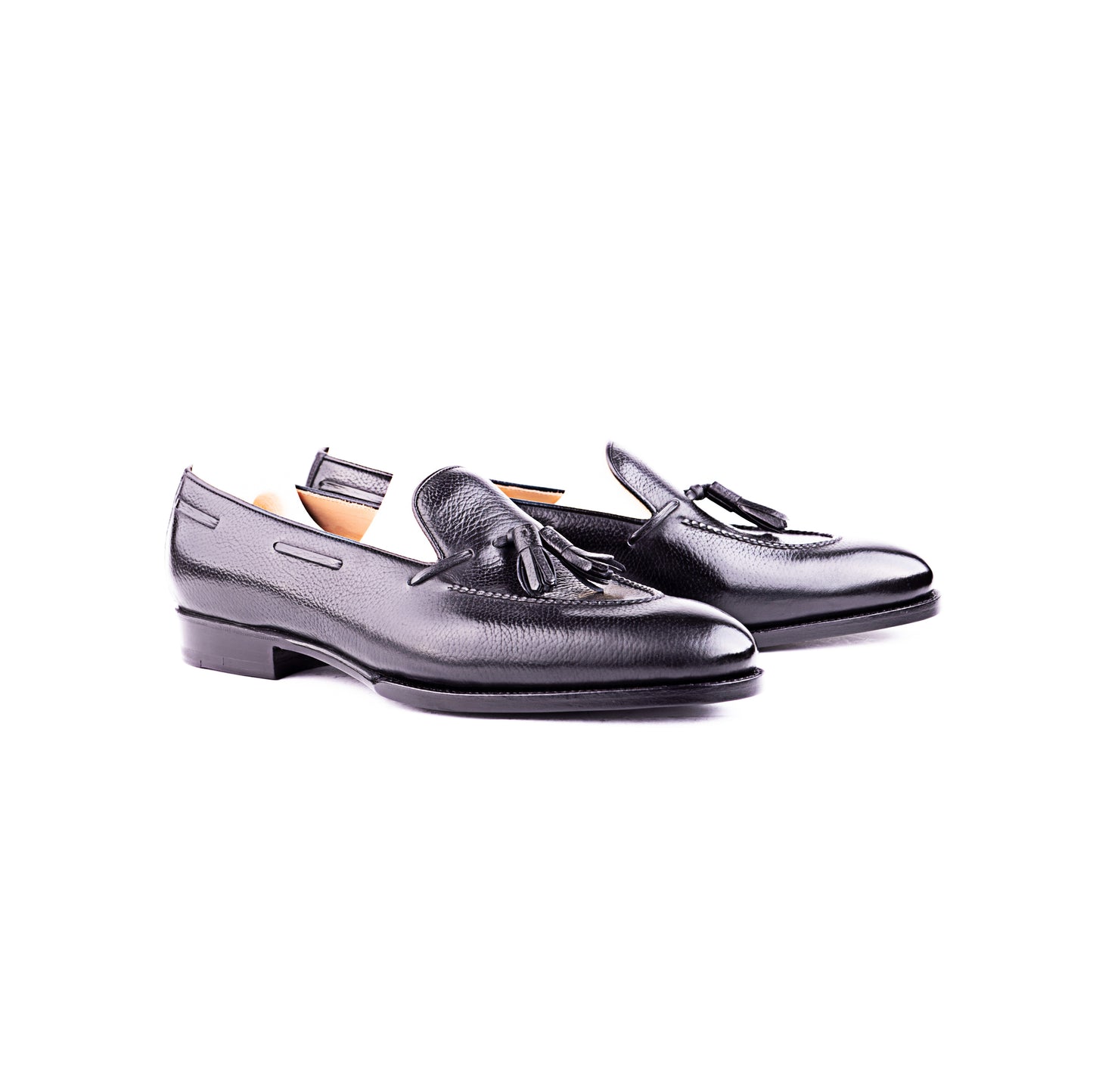 Loafer with hand stitched apron and tassels, short vamp