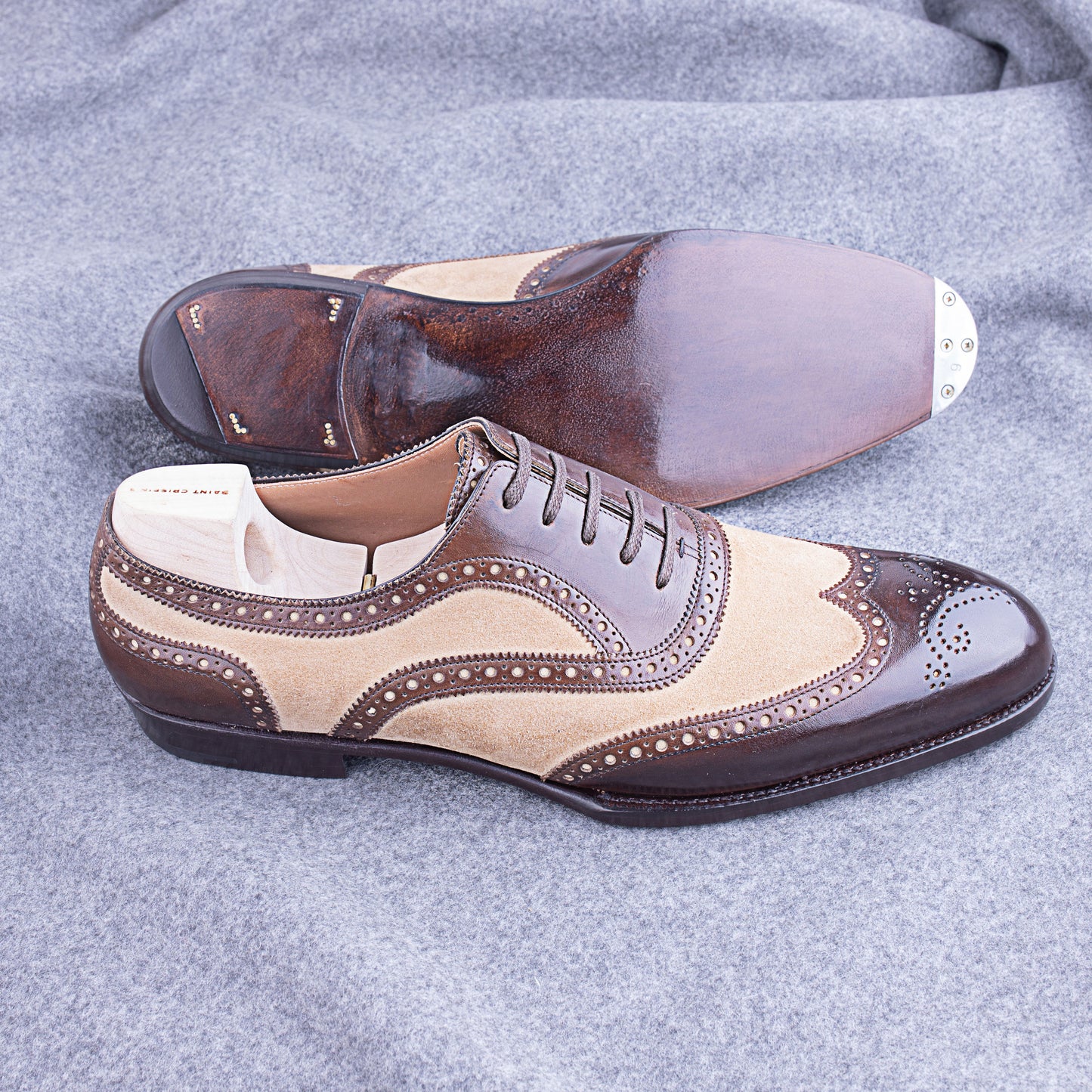 Oxford in leather and canvas, full brogueing, cuban heel