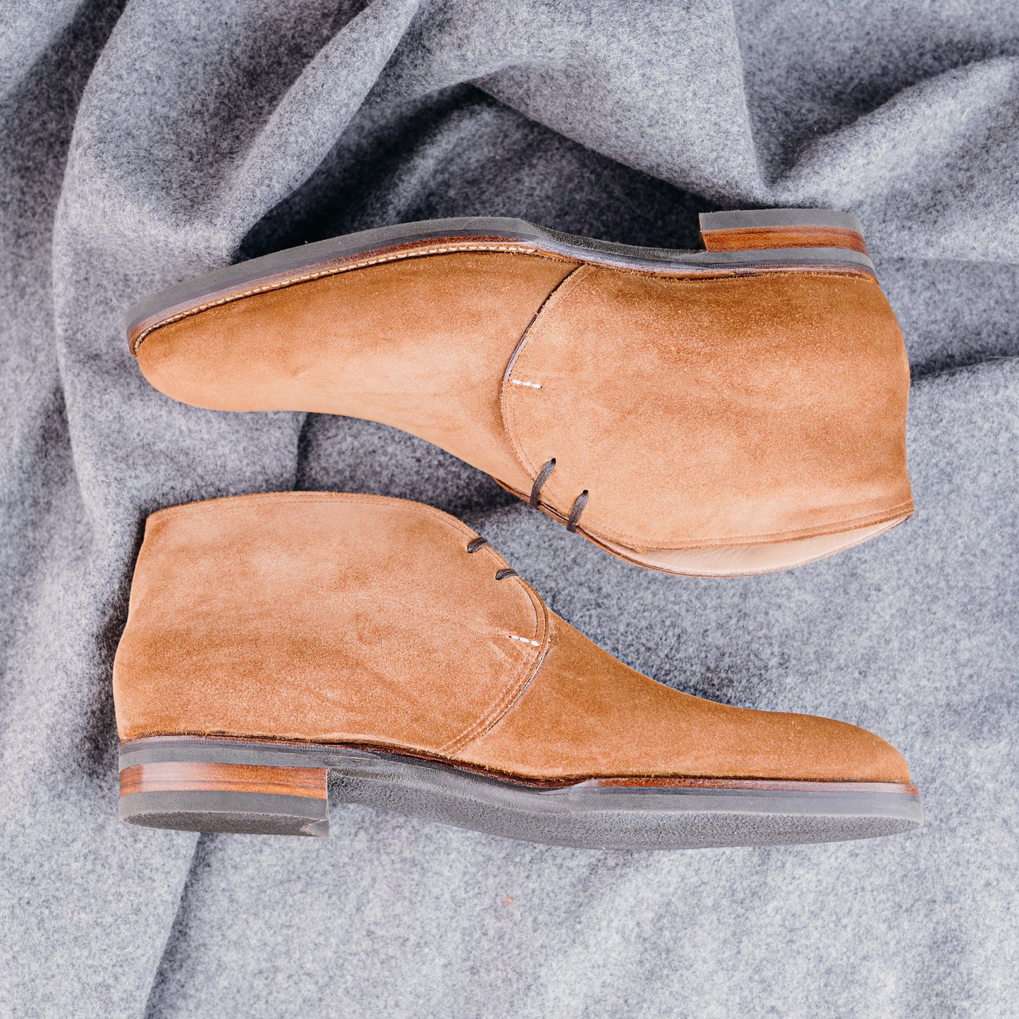 Chukka boots with two eyelets, curved topline