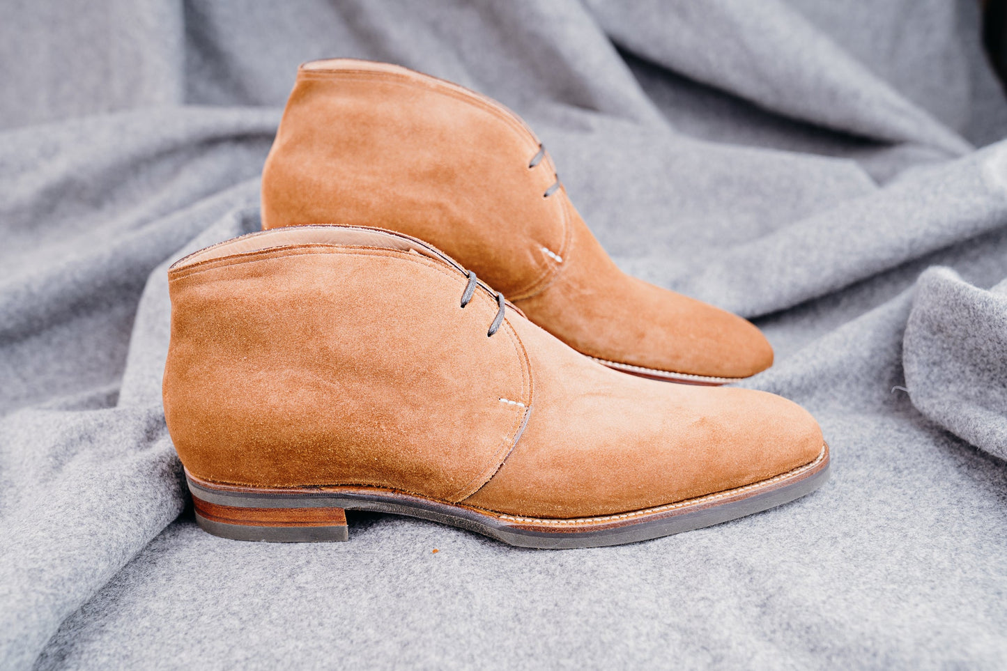Chukka boots with two eylets, curved topline