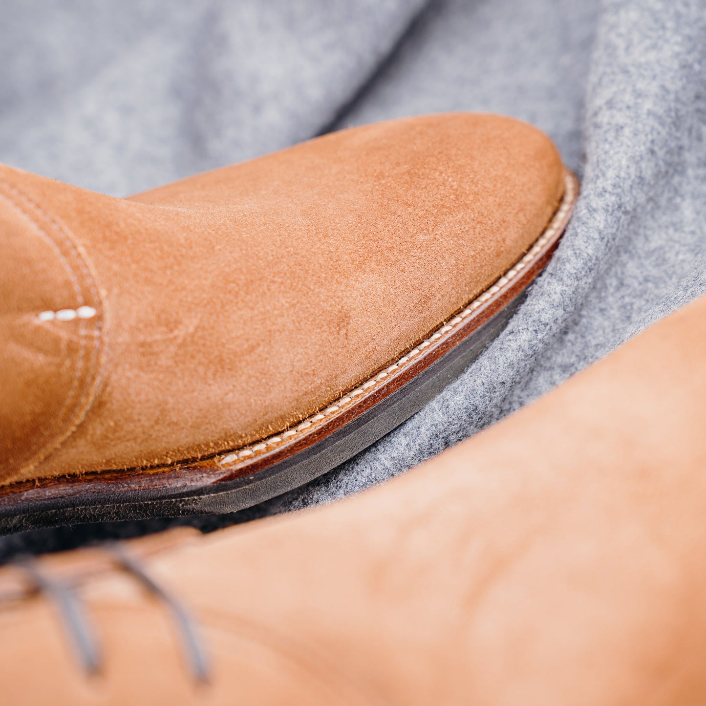 Chukka boots with two eylets, curved topline