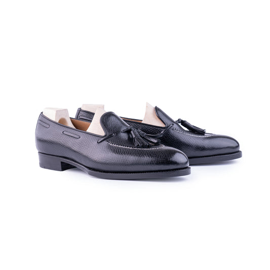 Loafer with hand stitched apron and tassels, short vamp - 6F