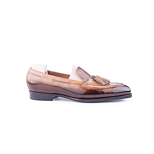 Loafer with hand stitched apron, tassels and plain band, patinized