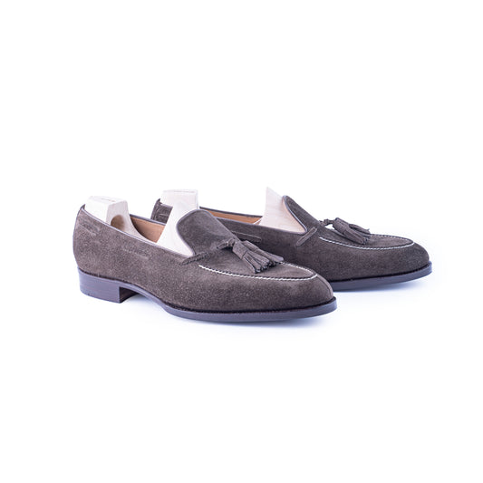 Tassel loafer with hand stitched in dark brown suede leather