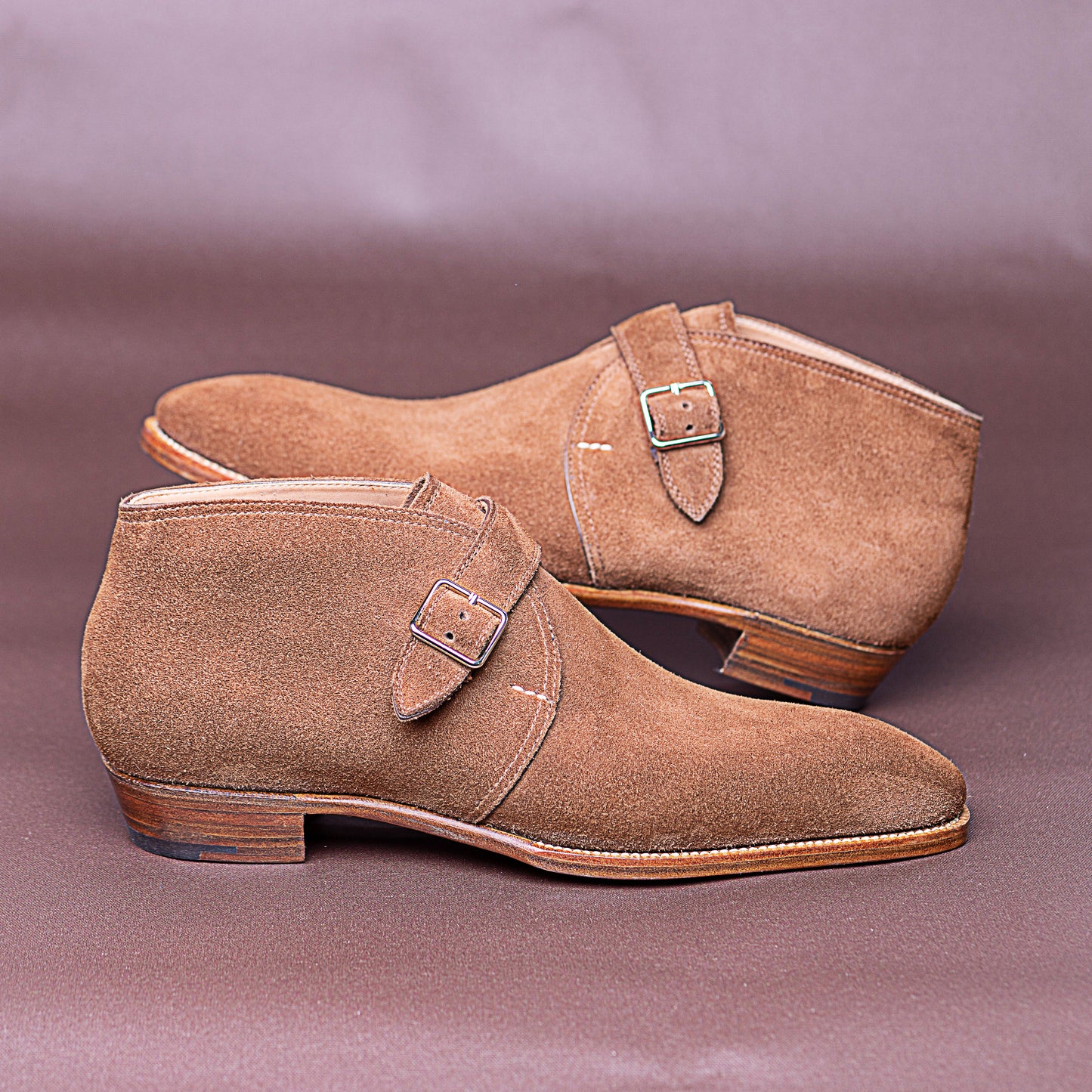 Gilman - Chukka boots with arrowy belt and cuban heel plus 4 mm