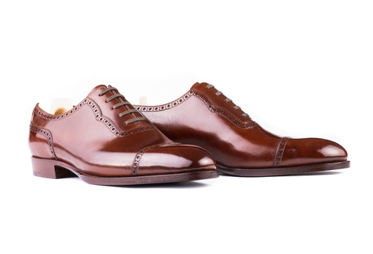 Oxford with brogueing toe box ,laces part and heel cap