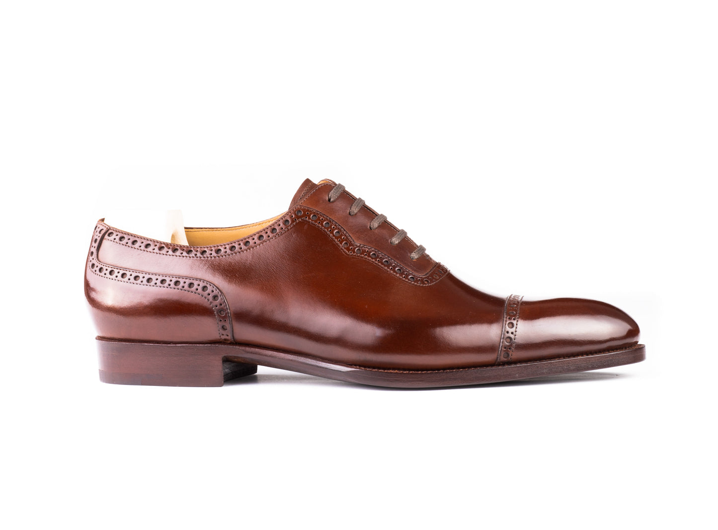 Oxford with brogueing toe box ,laces part and heel cap