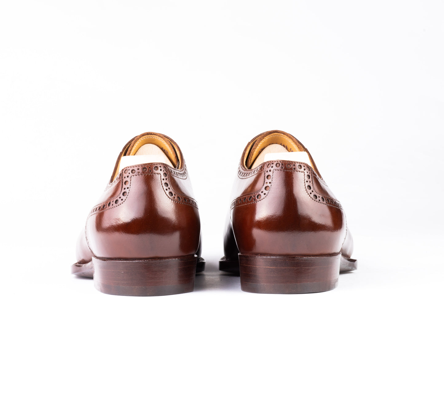 Oxford with brogueing toe box ,laces part and heel cap